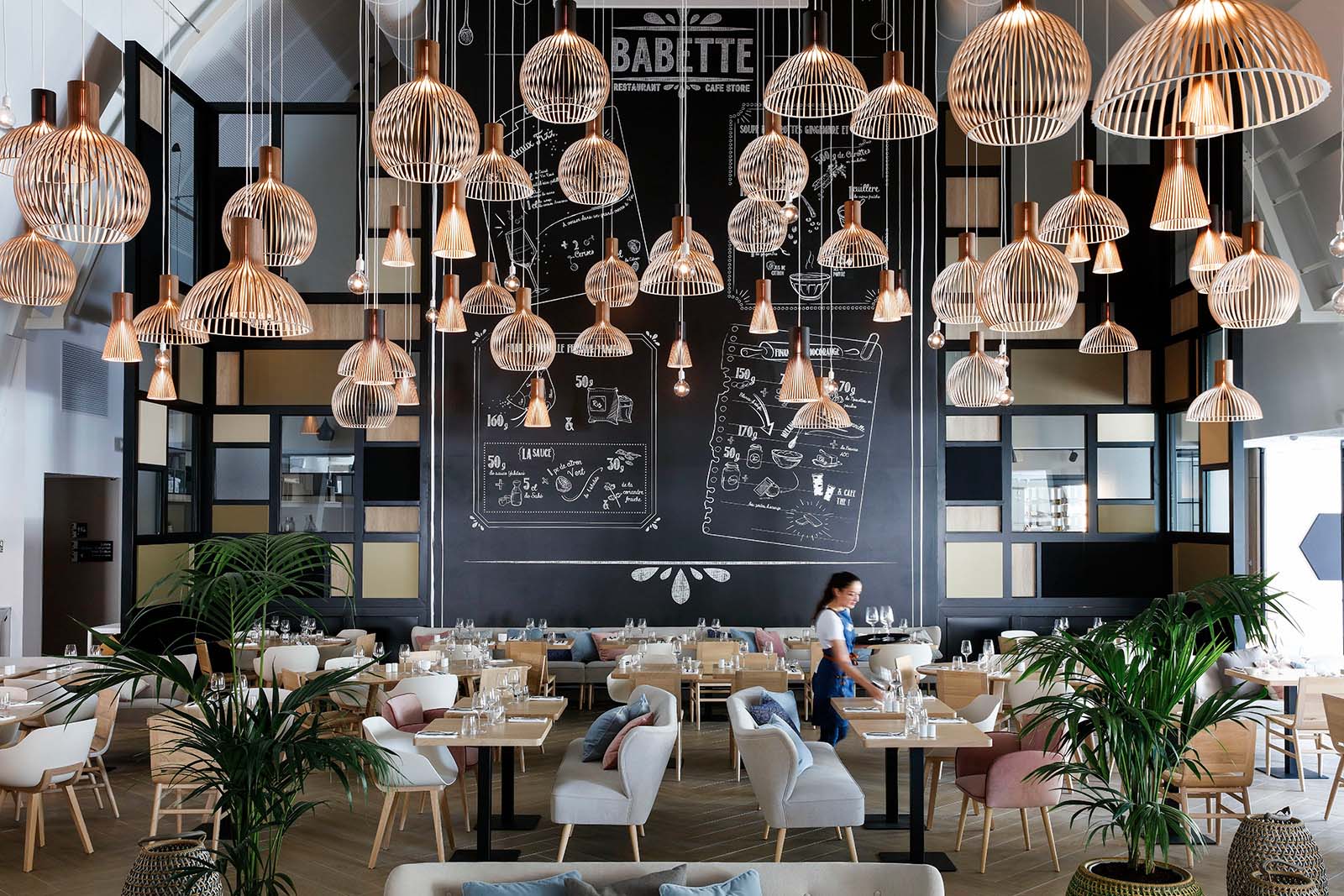 A restaurant with lots of pendant lamp.